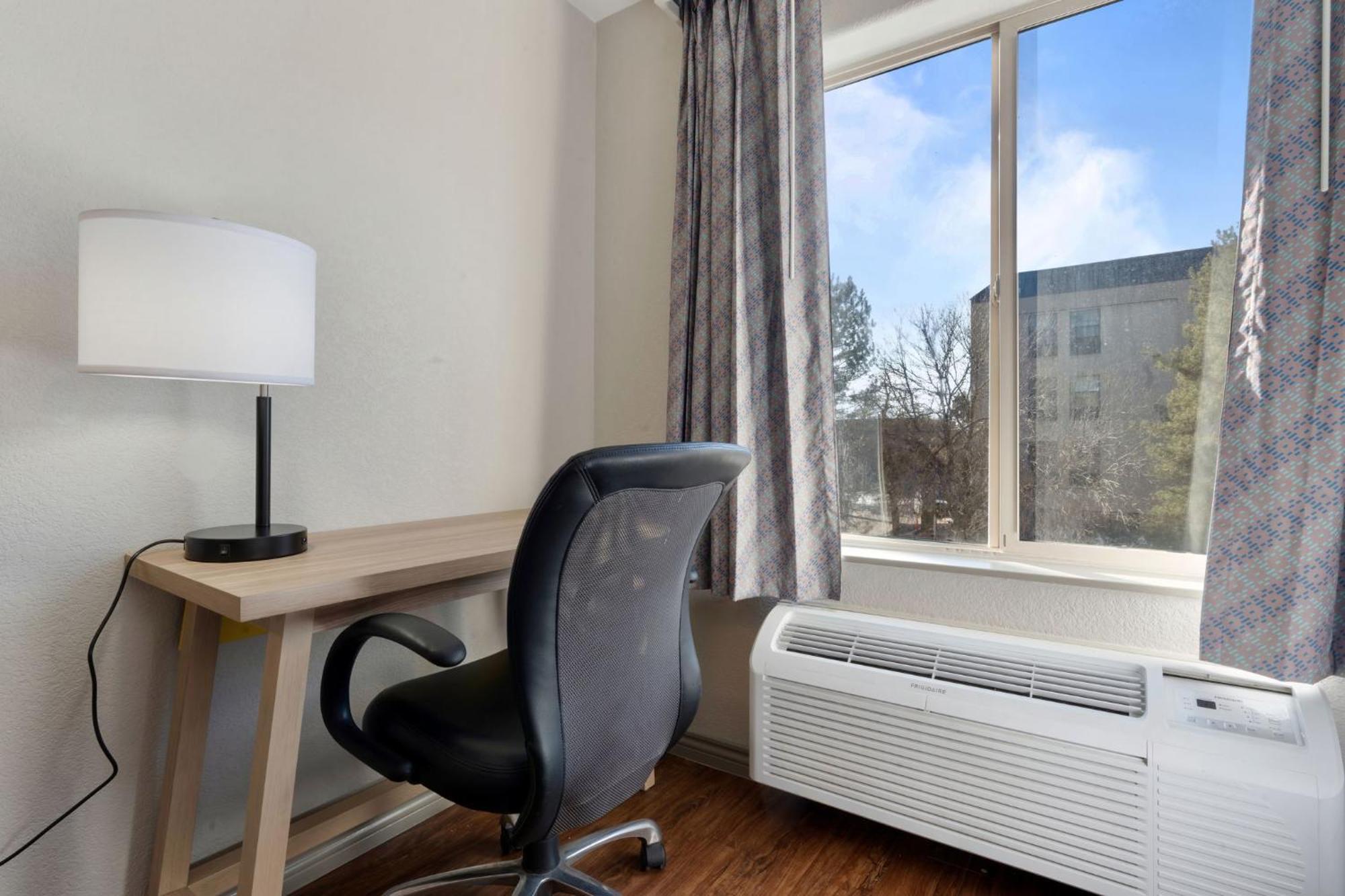 Days Inn By Wyndham Thornton Extérieur photo